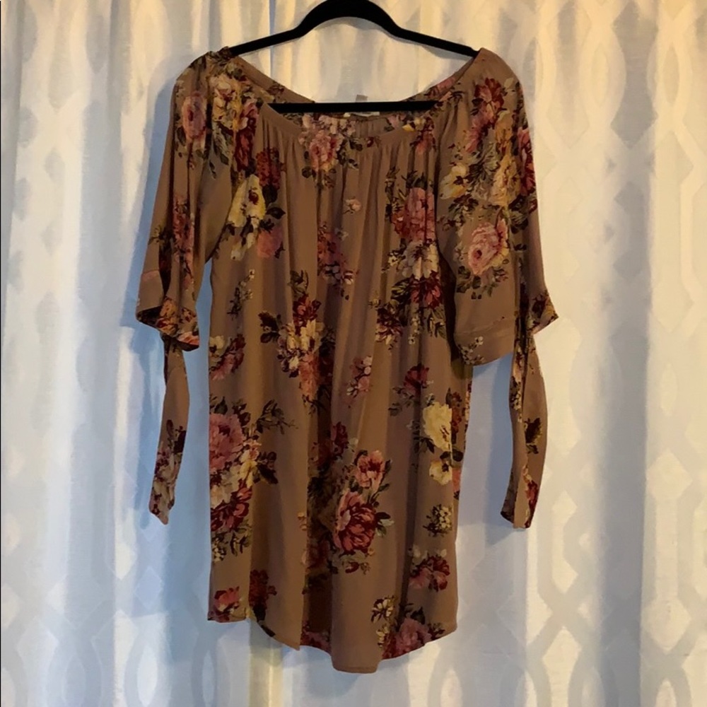 Pretty, off the shoulders dress 💐